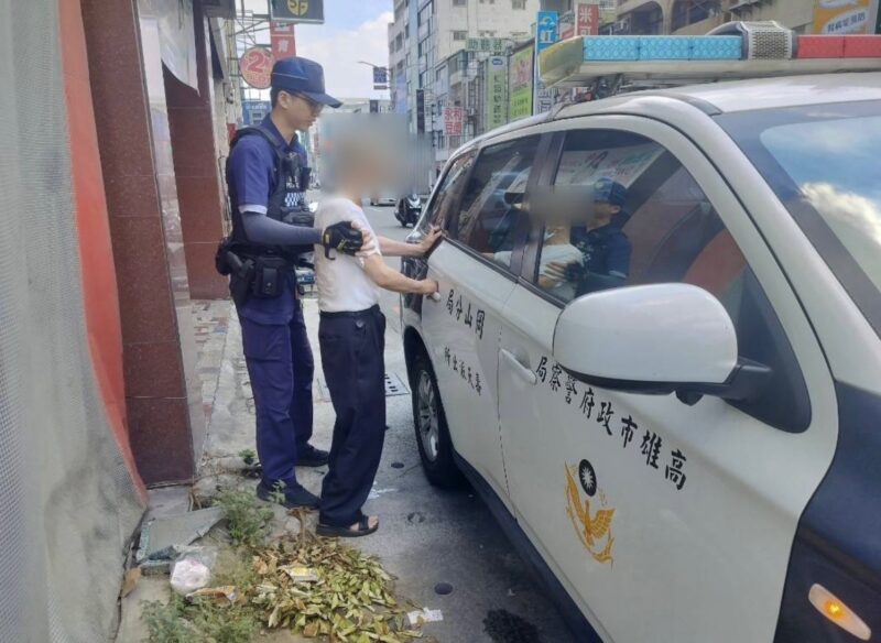 烈日曝曬老翁市場買菜體力不支　岡山警民聯手救援