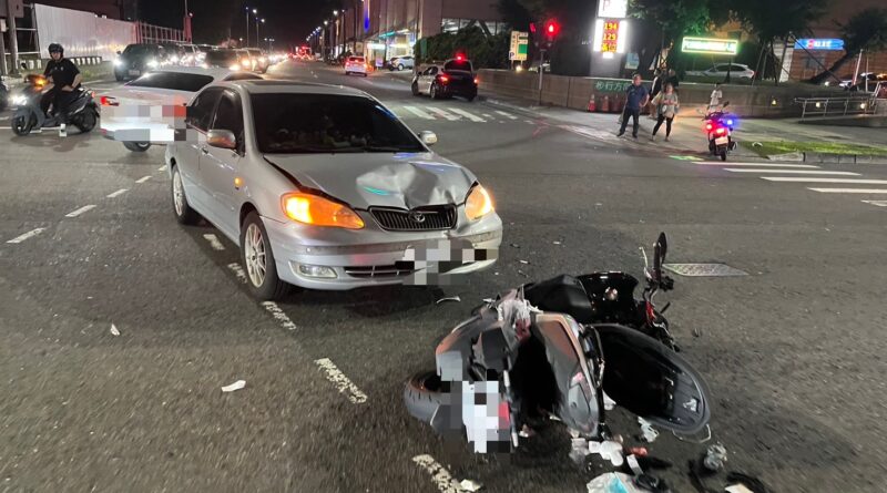 機車騎士紅燈左轉擦撞轎車  前鎮警馳赴現場管制疏導