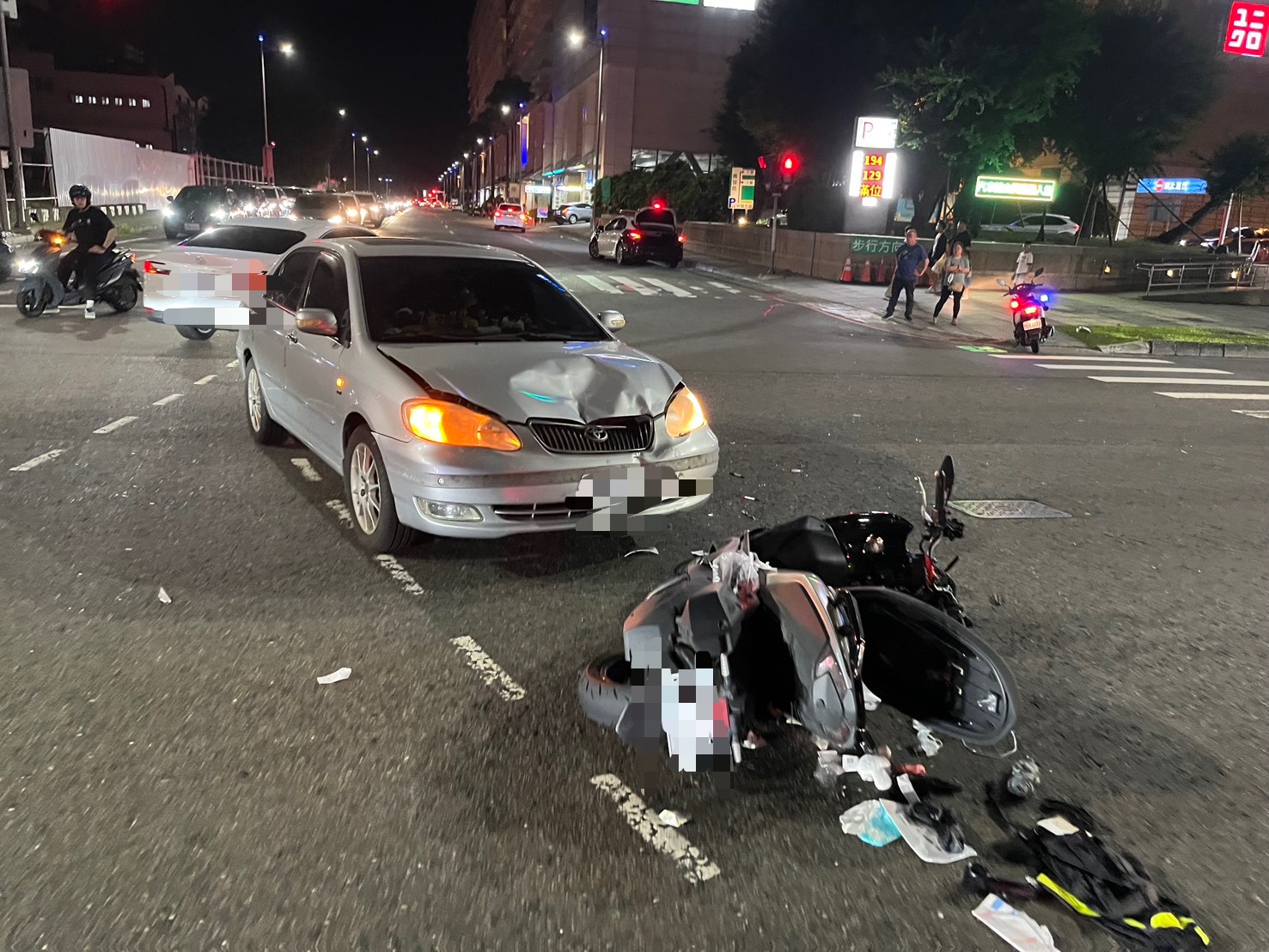 機車騎士紅燈左轉擦撞轎車  前鎮警馳赴現場管制疏導