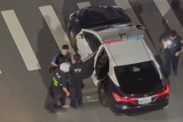 男子駕車違停衝撞員警       當場被捕搜出不法證物