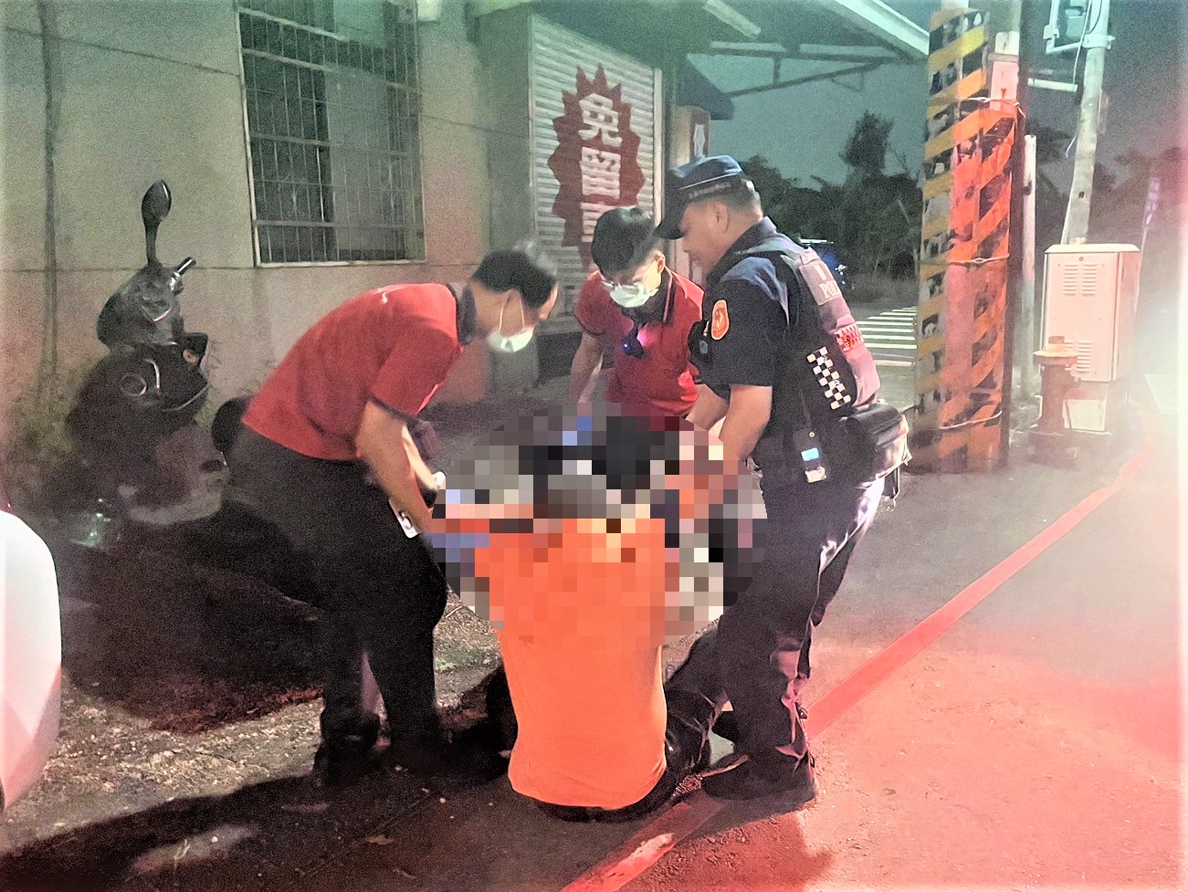 漢醉臥倒街頭　北興警出動巡邏車救援護送返家