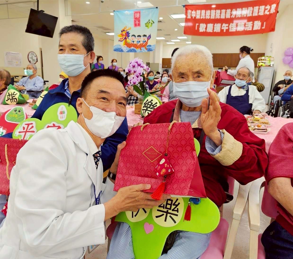 粽香傳溫情、益智護健康 臺中榮總嘉義暨灣橋分院端午關懷長輩