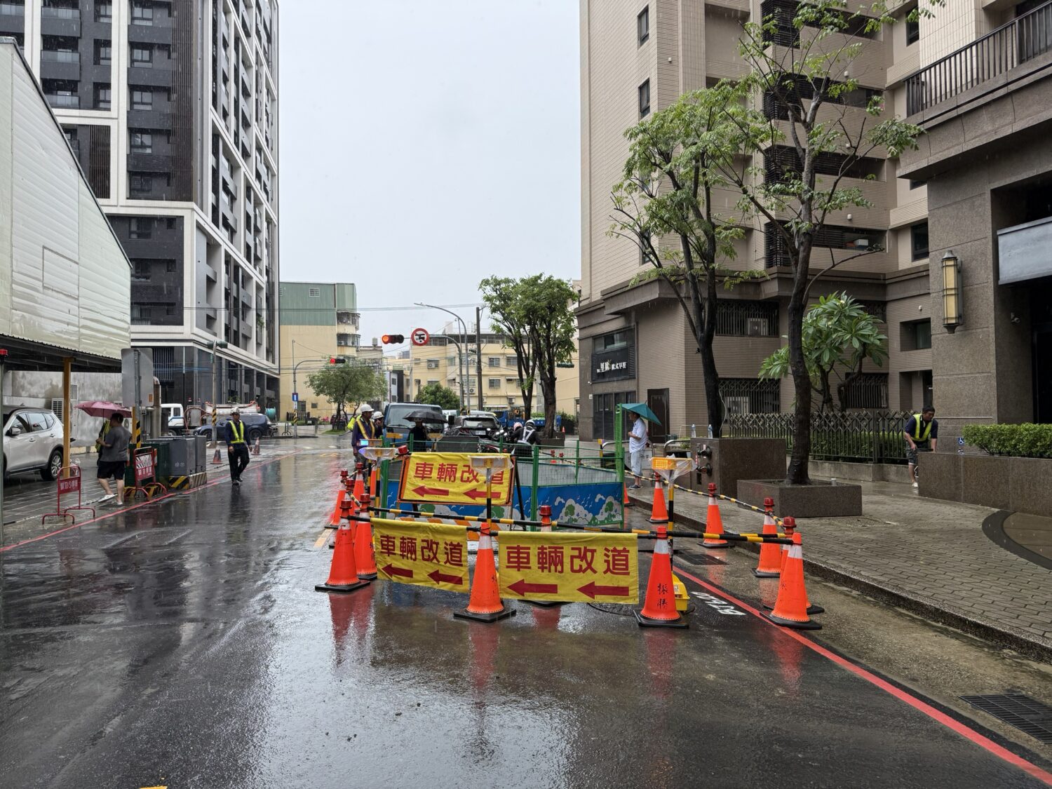 鳳山區福誠二街口路面下陷 水利局緊急灌漿搶修完成恢復通行 鳳山區福誠二街口路面下陷 水利局緊急灌漿搶修完成恢復通行