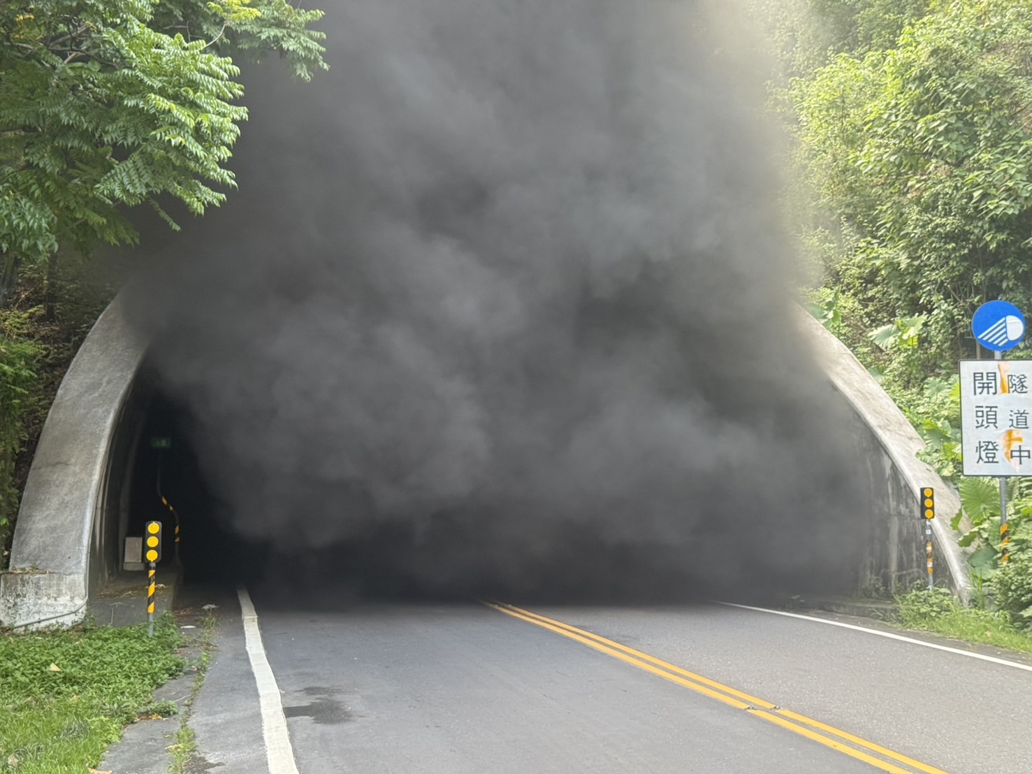 隧道成煉獄！美濃月光山驚傳火燒車 狂煙封路改由杉林灌救