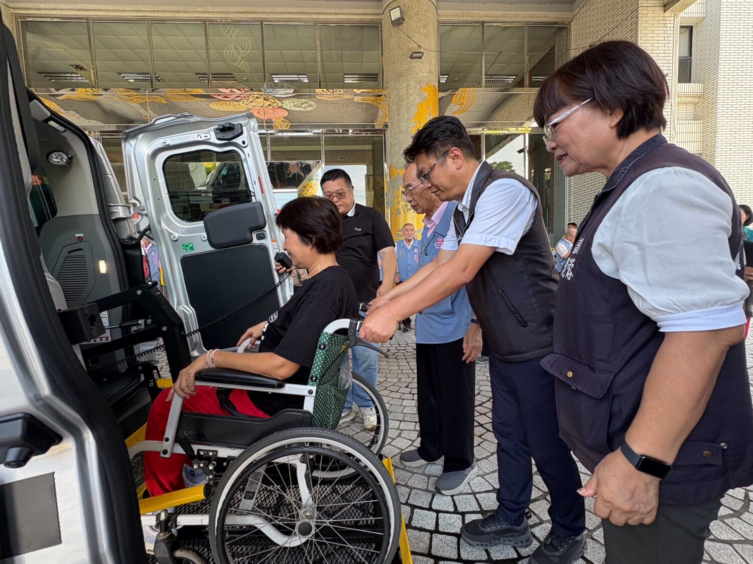 嘉義城隍廟捐車　嘉縣長照服務車達100輛
