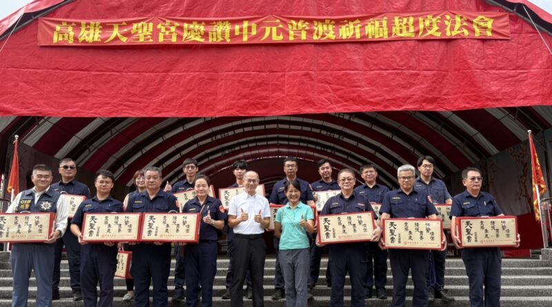 高雄天聖宮送暖！徐家庄捐100箱中元物資　湖內警親送弱勢家庭