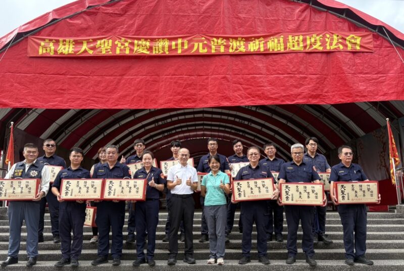 高雄天聖宮送暖！徐家庄捐100箱中元物資　湖內警親送弱勢家庭