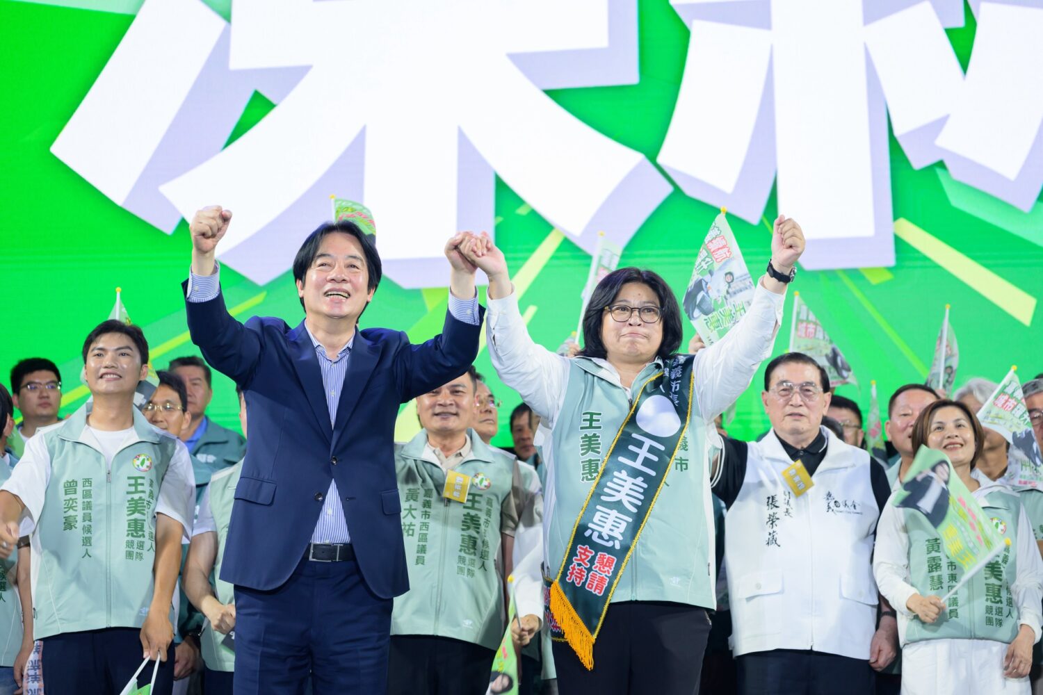 王美惠競選總部成立　名譽主委賴清德「騎機車」進場支持