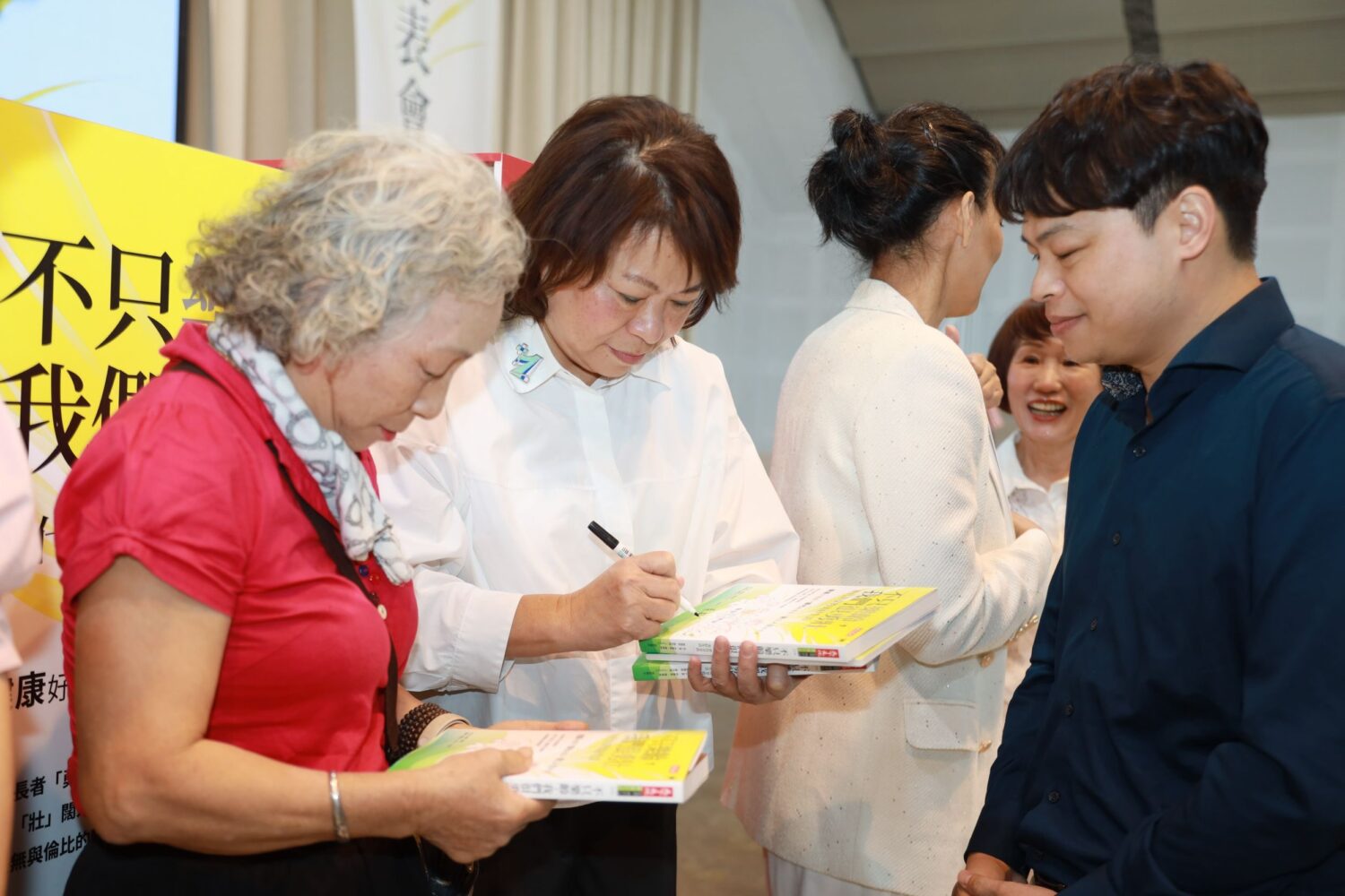 嘉義市「勇壯」出書！60多位素人故事揭幸福密碼